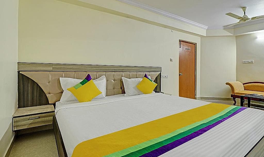 Itsy By Treebo - Eesha Elite Maple 3