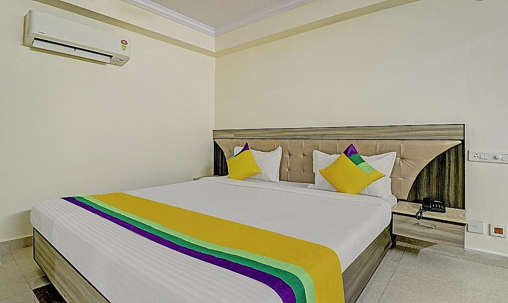 Itsy By Treebo - Eesha Elite Maple