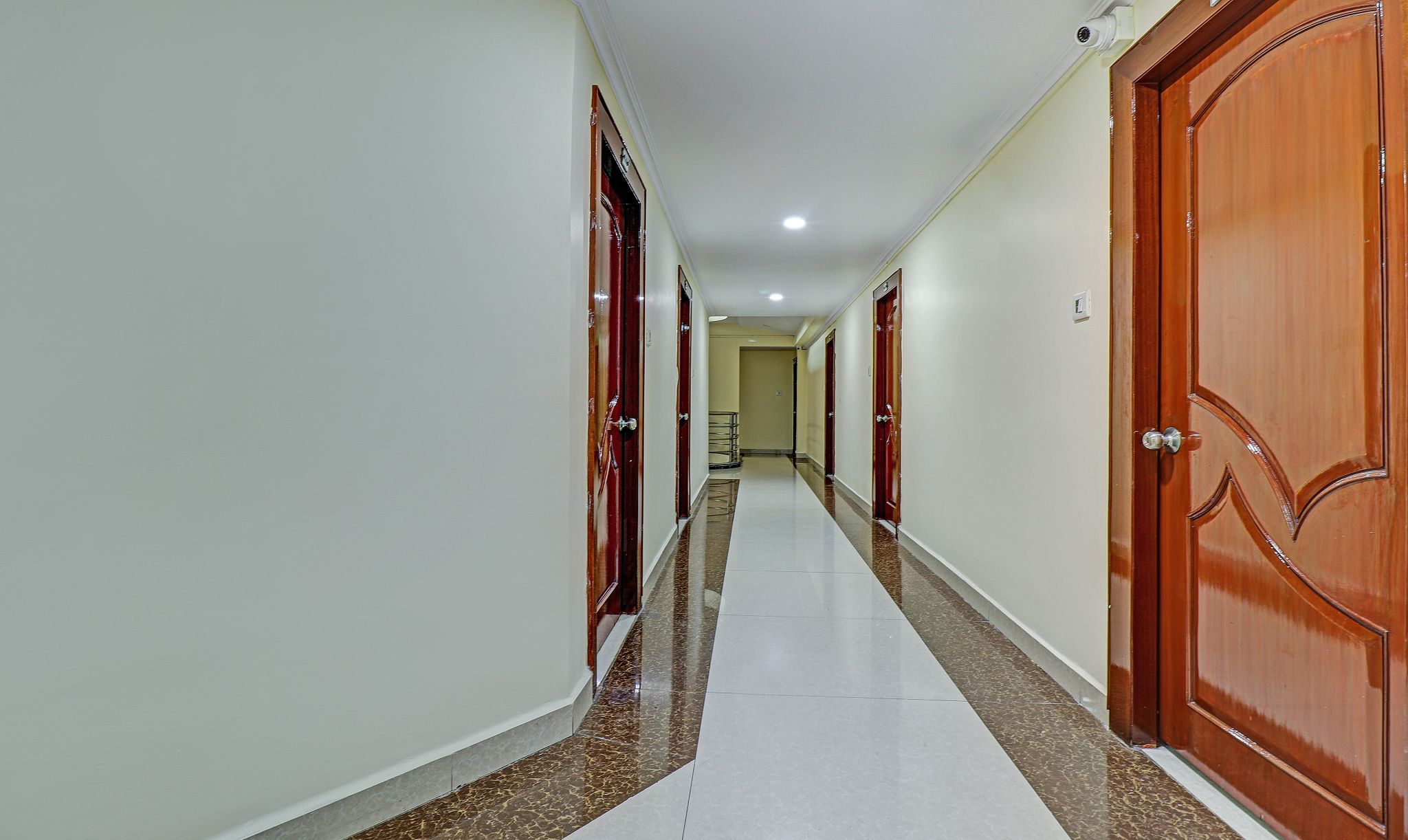 undefined Itsy By Treebo - Eesha Elite 4