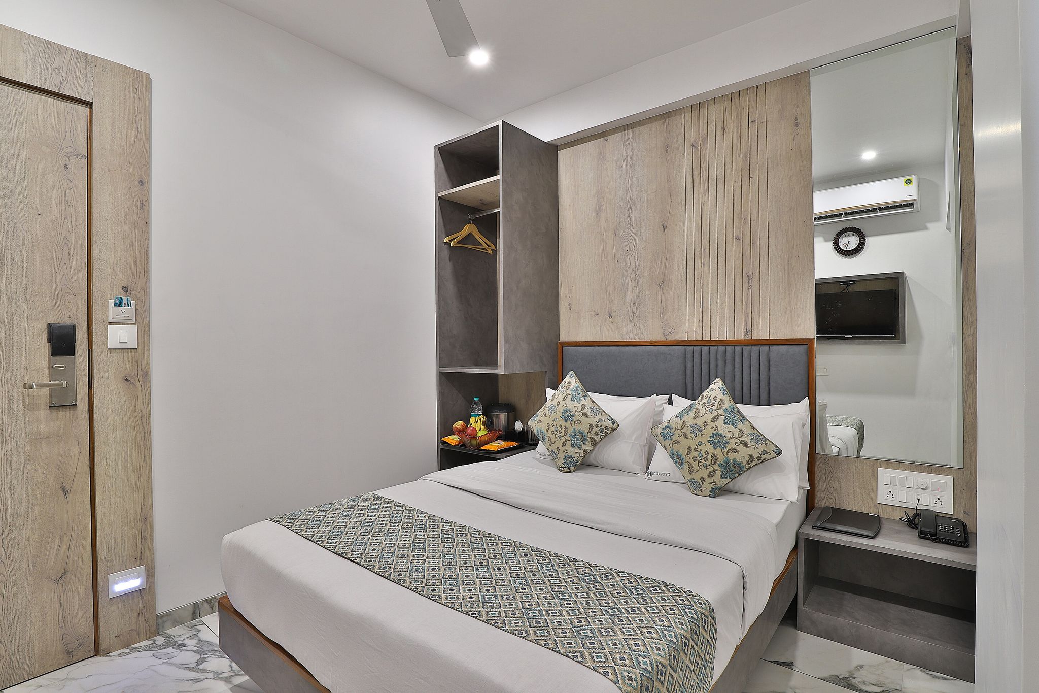 7 Orbit Hotel Deluxe Room 10