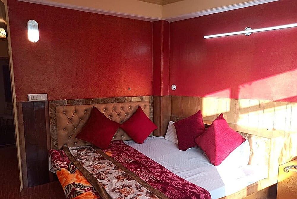 Goroomgo Hotel King Palace Shimla Deluxe Double Room 9