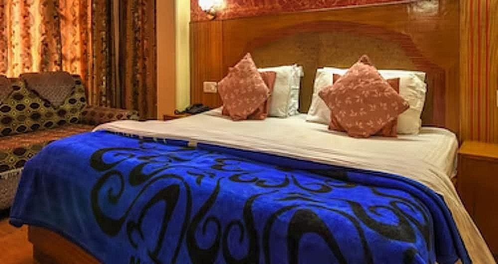 Goroomgo Hotel King Palace Shimla Deluxe Double Room 10