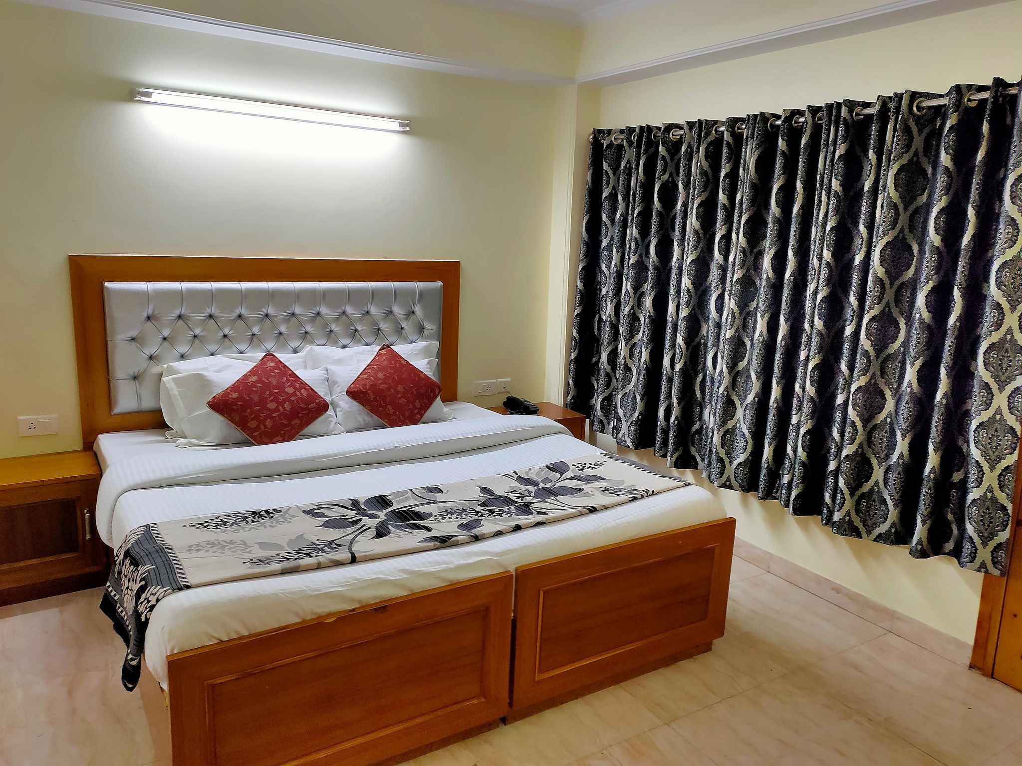 Goroomgo Kalara Regency Shimla Deluxe Double Room, Balcony, Mountain View 8