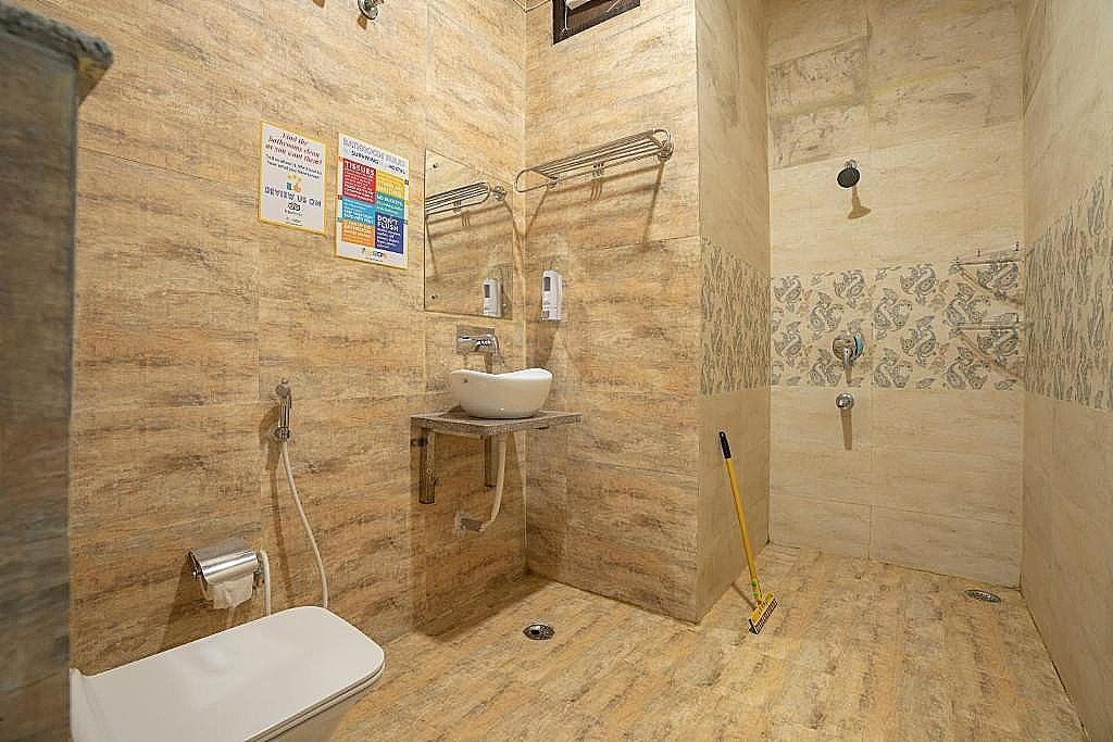 Bed in 6 Bed Mixed AC Dormitory Room with Ensuite Bathroom