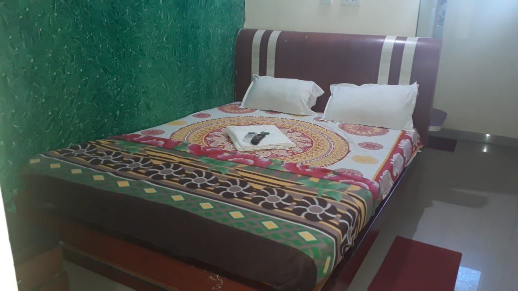 Goroomgo Shree Bhumi Puri Deluxe Double Bed Room AC