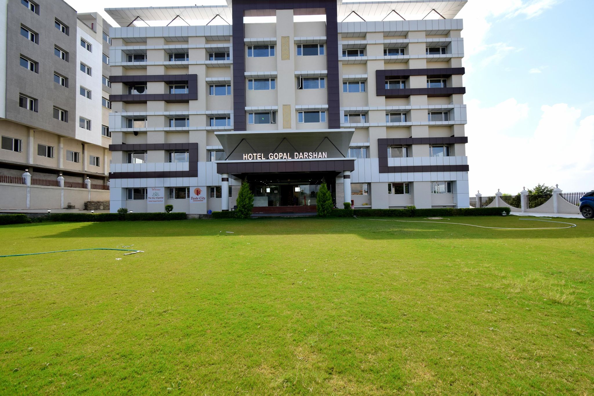 The Sky Imperial- Hotel Gopal Darshan