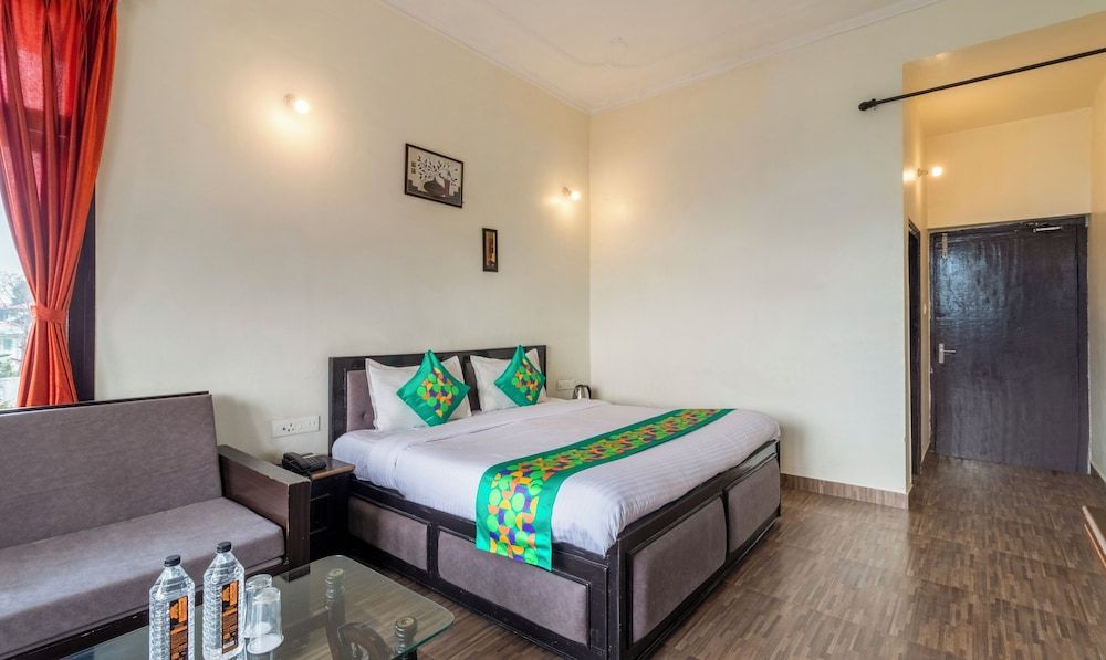 Treebo Spring Birds - Kainchi Dham Standard room with balcony 4