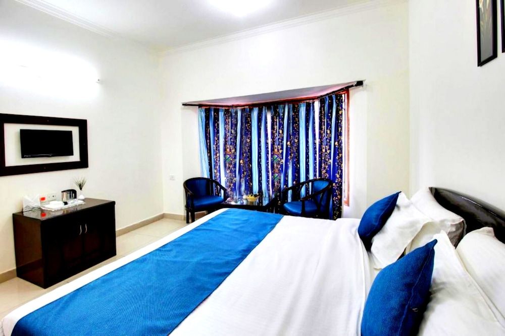 Goroomgo Silvertree Inn Bhimtal Deluxe Double Room, Multiple Beds 3