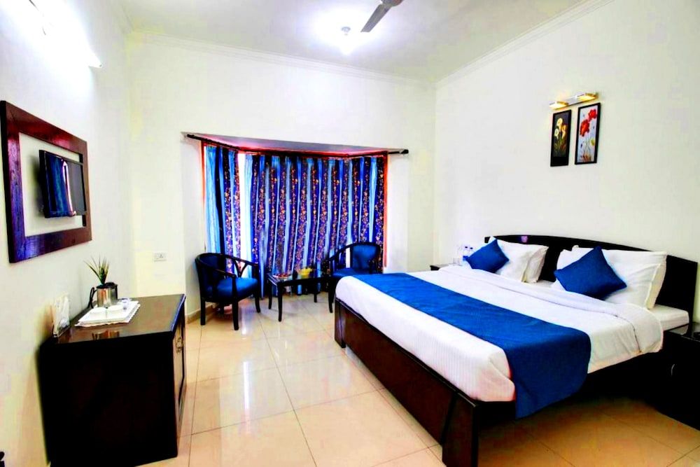 Goroomgo Silvertree Inn Bhimtal Deluxe Double Room, Multiple Beds 2