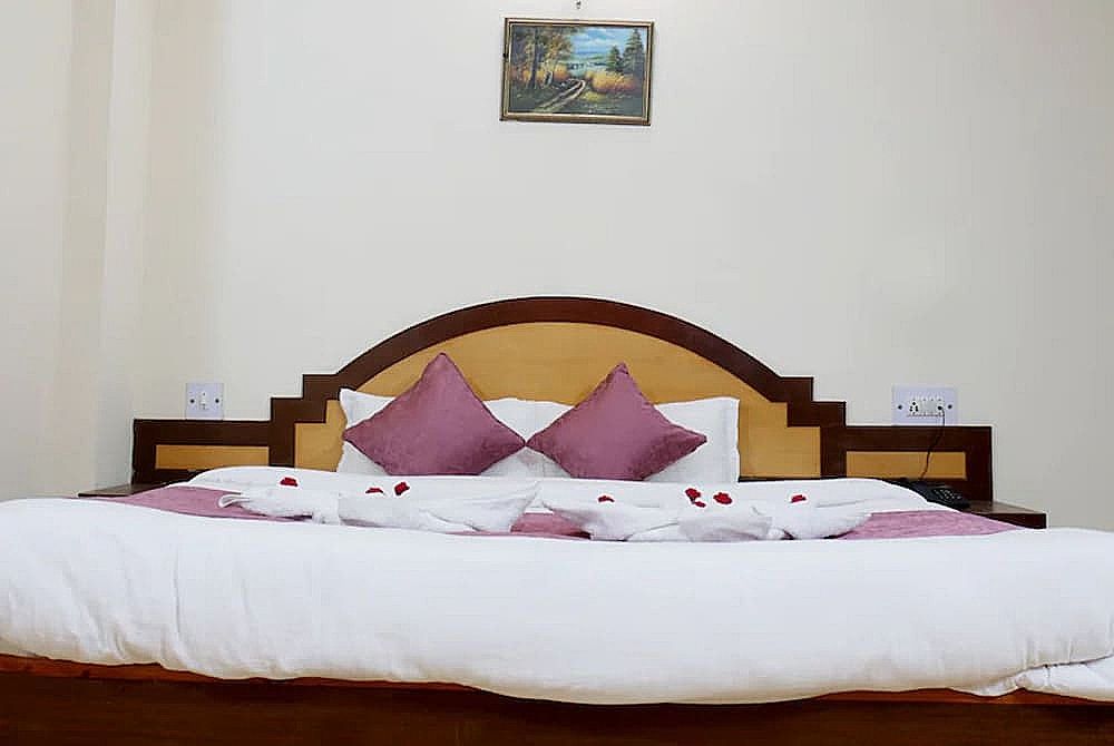 Goroomgo New Ambika Mall Road Manali