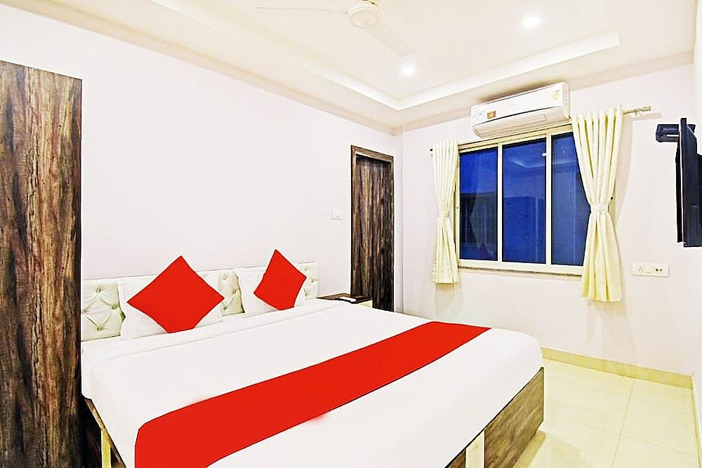 Goroomgo Royal Galaxy Newtown Kolkata Deluxe Double Room, City View 8