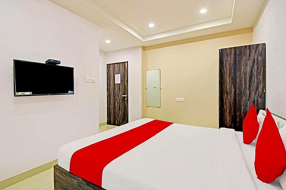 Goroomgo Royal Galaxy Newtown Kolkata Deluxe Double Room, City View 9