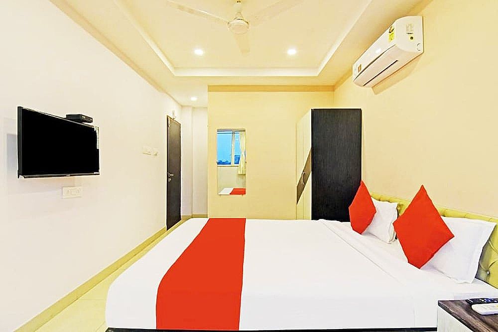 Goroomgo Royal Galaxy Newtown Kolkata Deluxe Double Room, City View 11