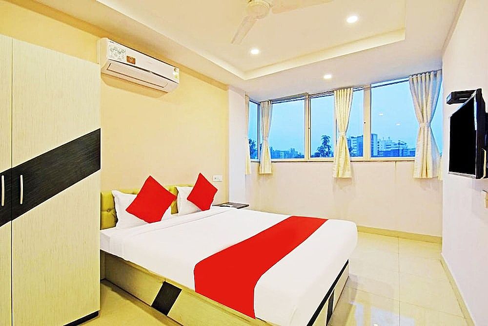 Goroomgo Royal Galaxy Newtown Kolkata Deluxe Double Room, City View 10