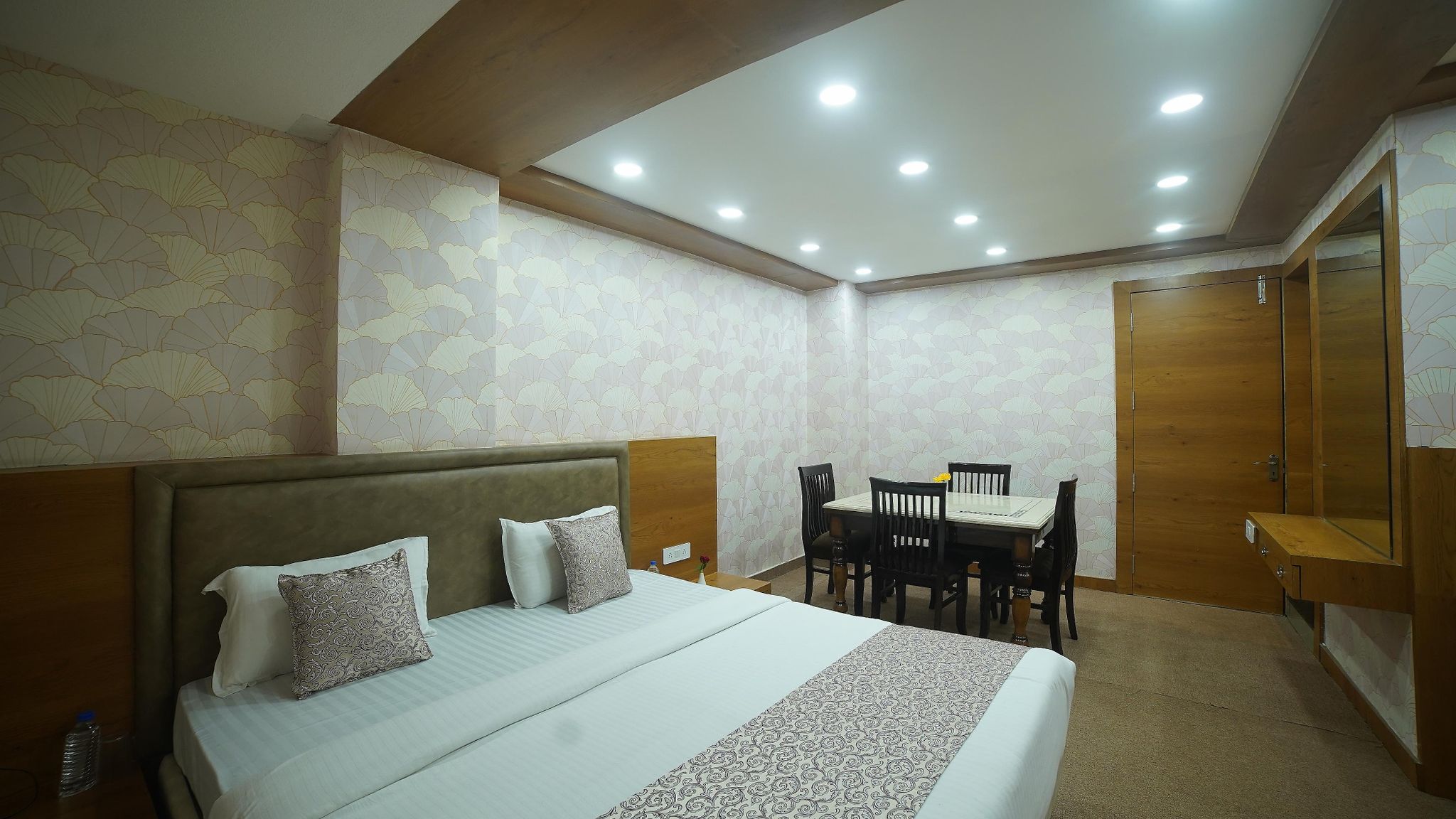 SUITE ROOM