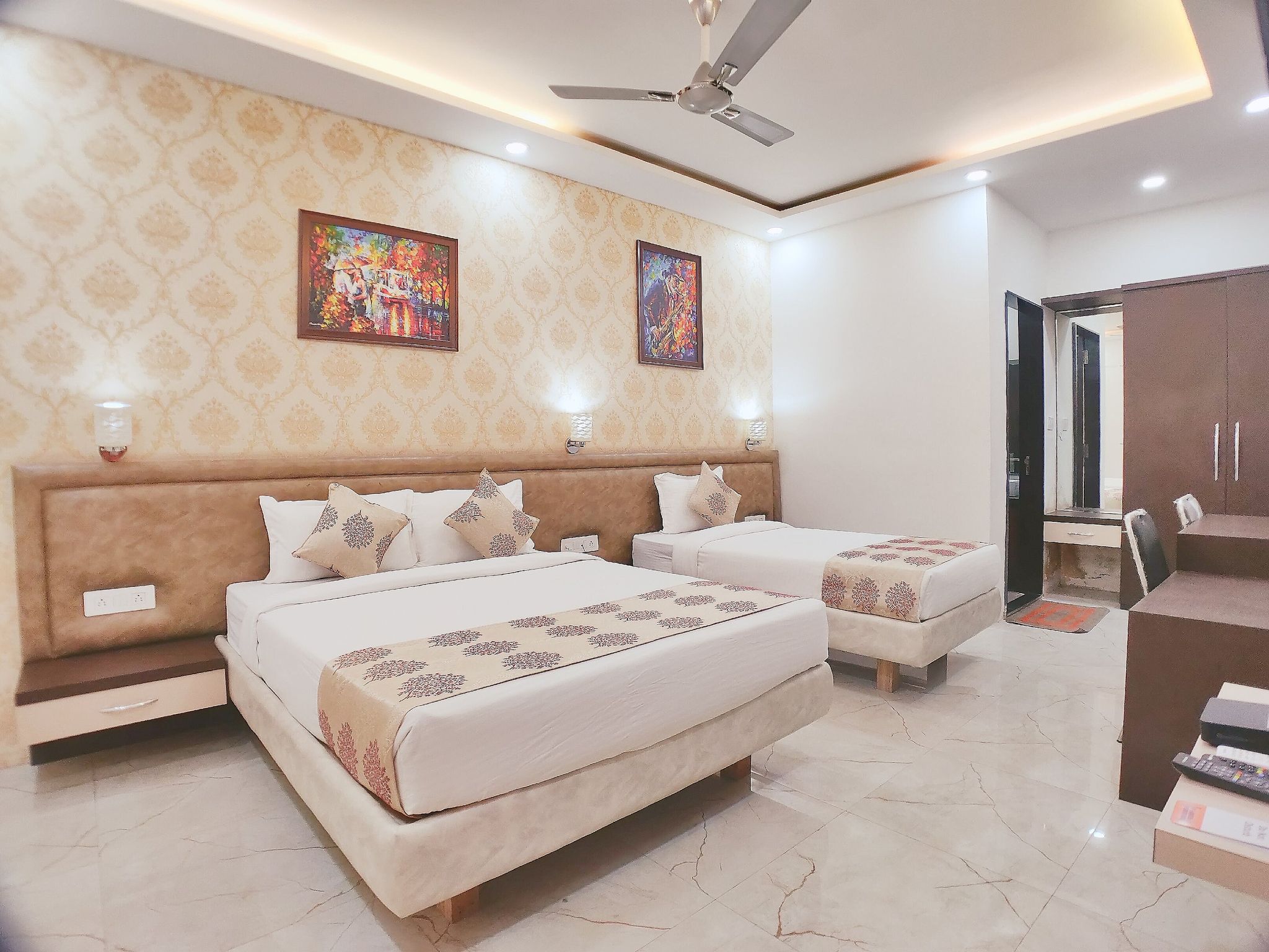 The Sheesham Tree LUXURY ROOM 15