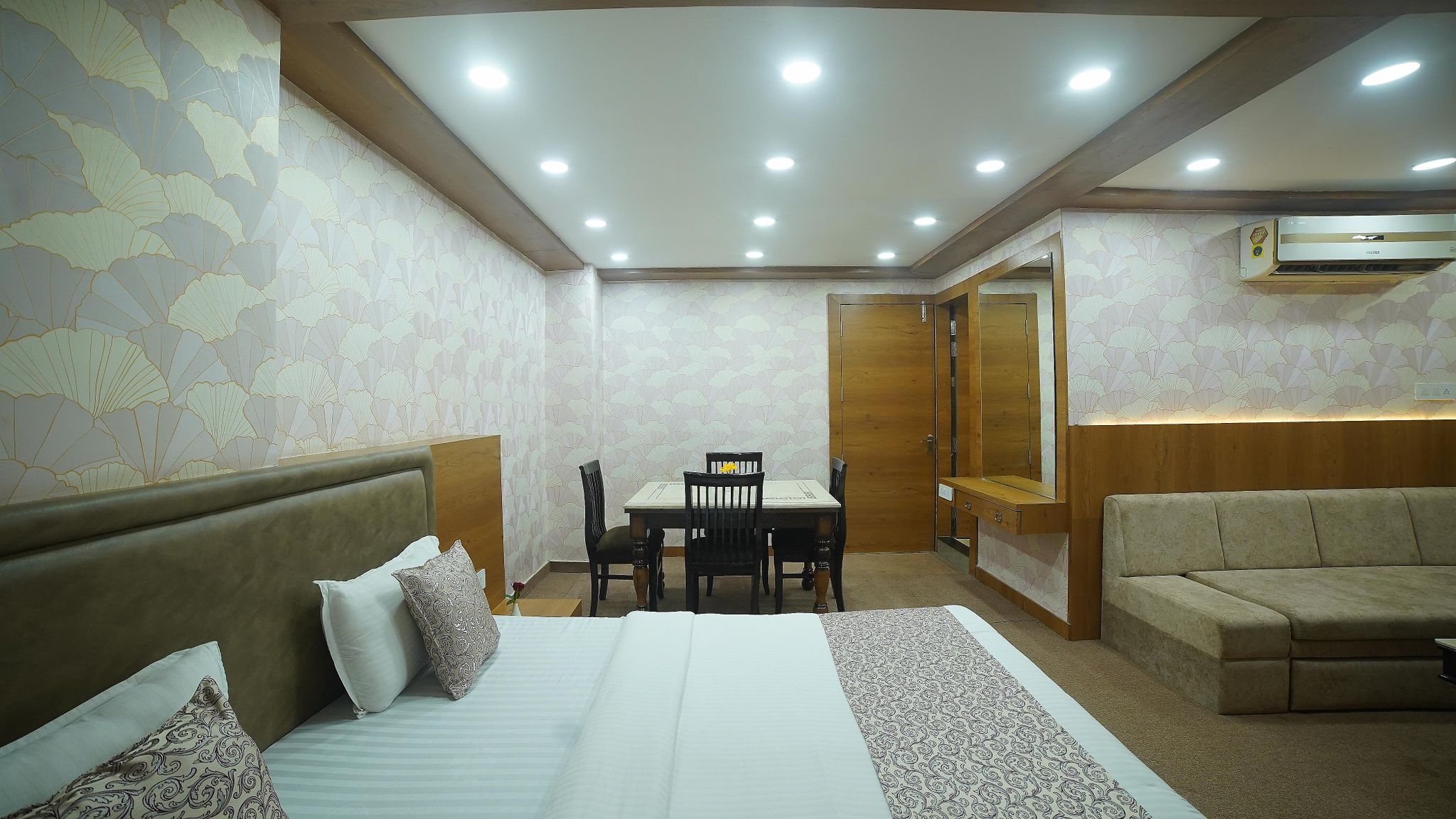 SUITE ROOM