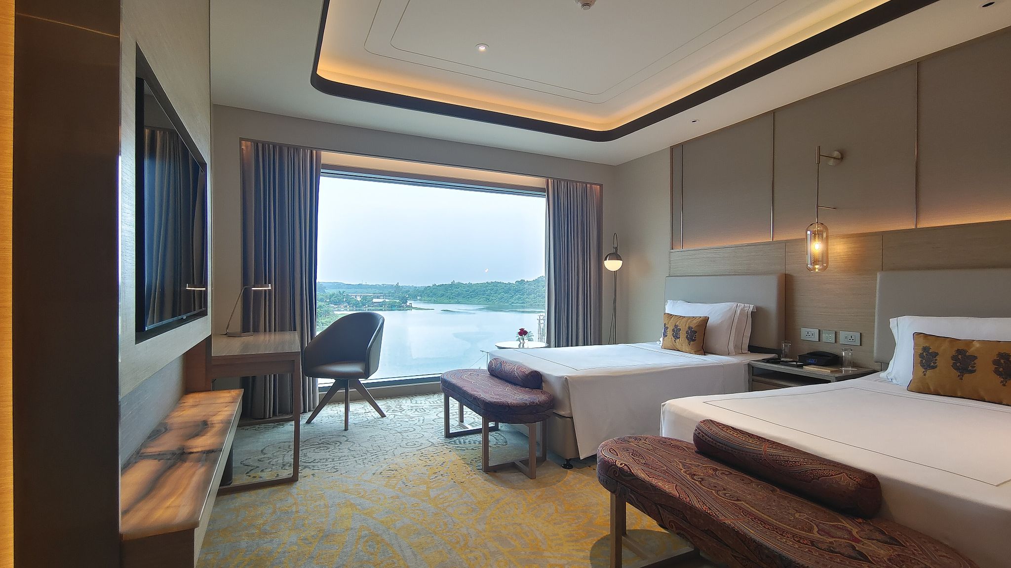 Deluxe Lake View Room Twin Bed