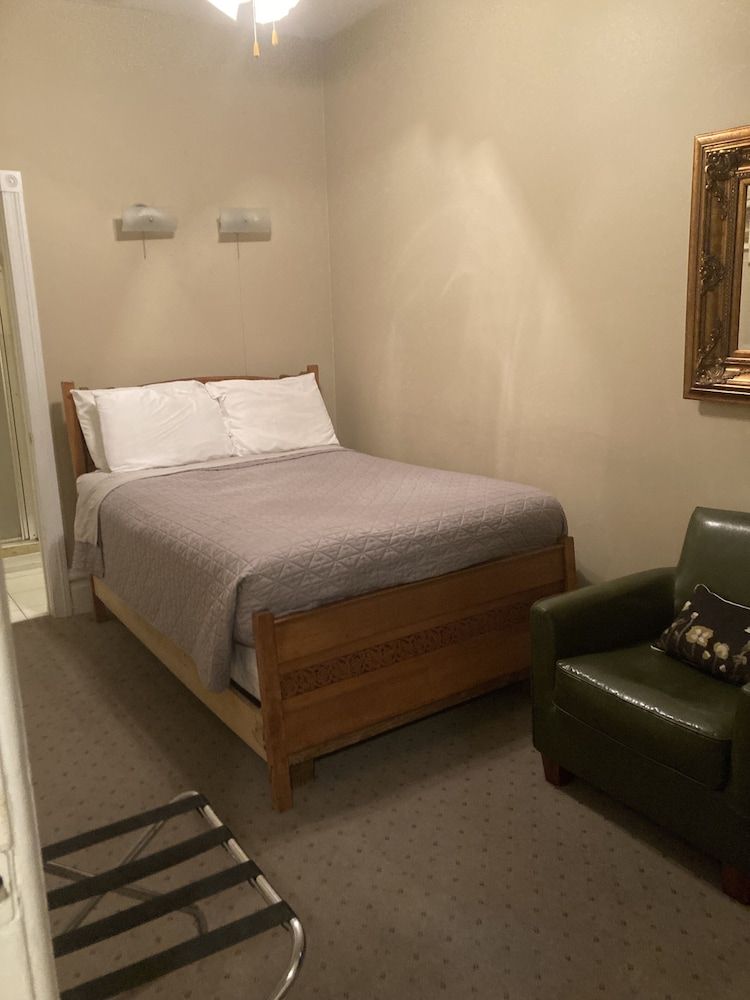 Old Chicago Inn 2D - Full bed, Private On Suite Bath 2