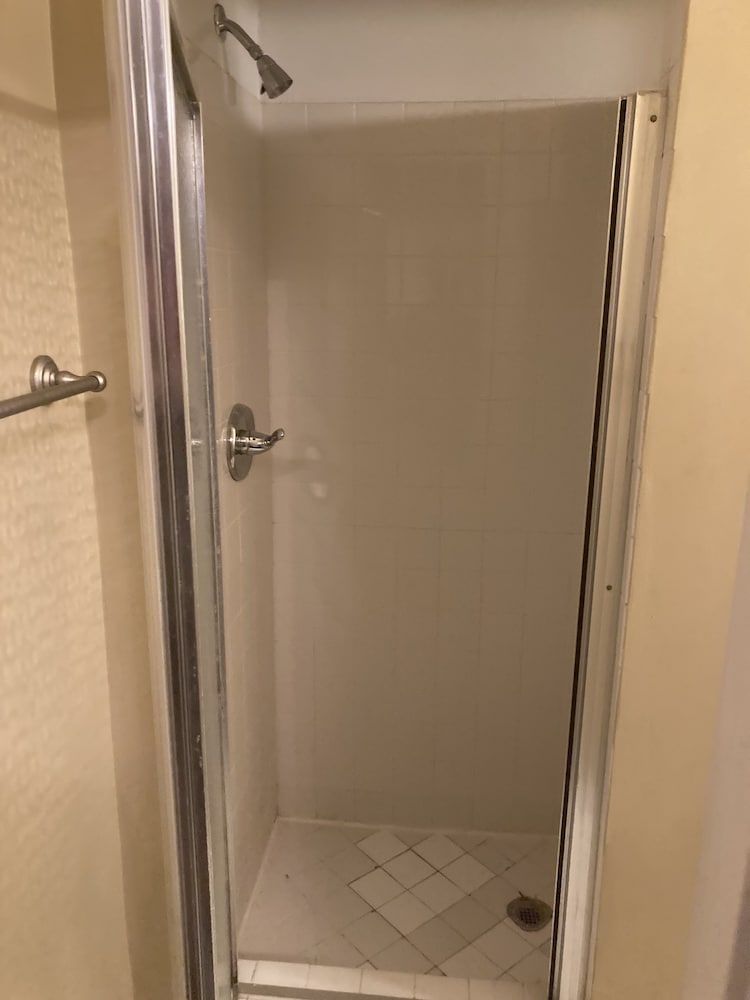 Old Chicago Inn 2D - Full bed, Private On Suite Bath 4