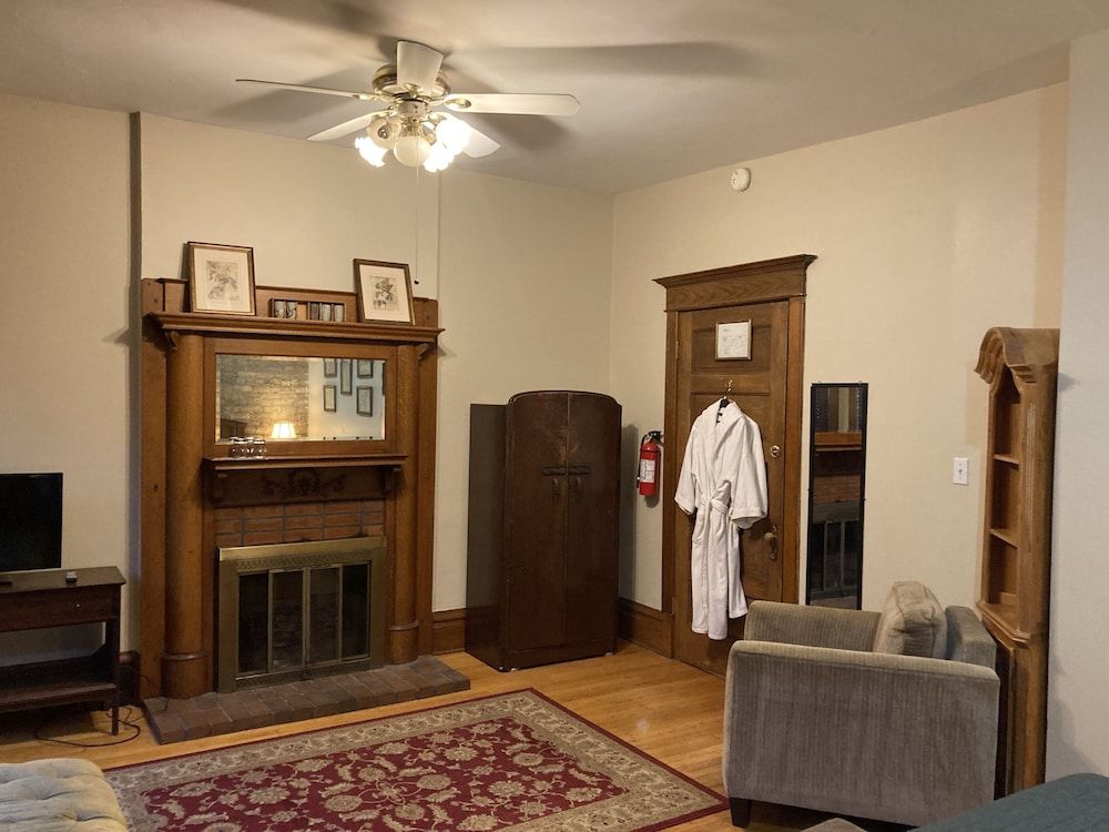 Old Chicago Inn 3A - King bed, Private Bath across the hall 4