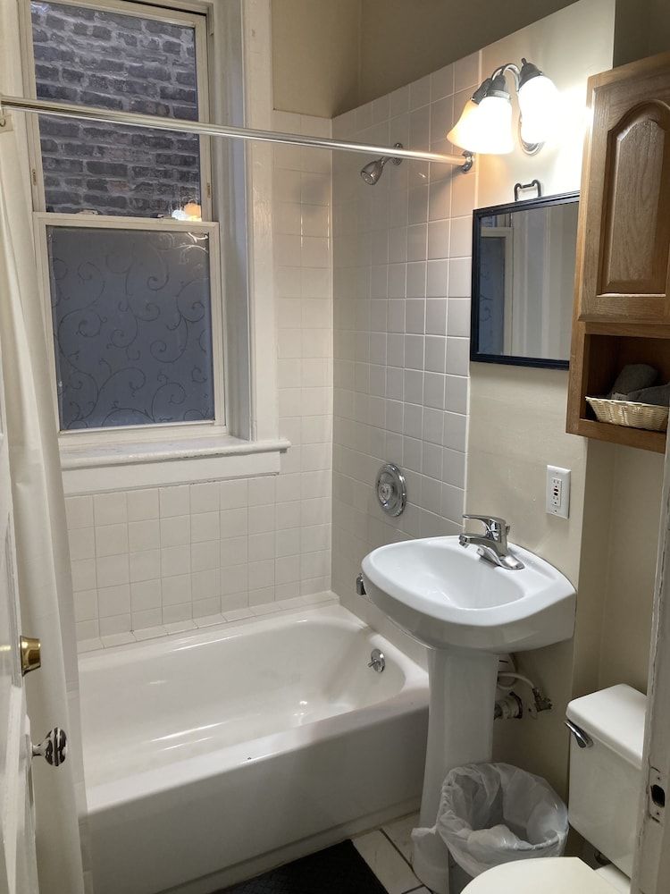 Old Chicago Inn 3A - King bed, Private Bath across the hall 3