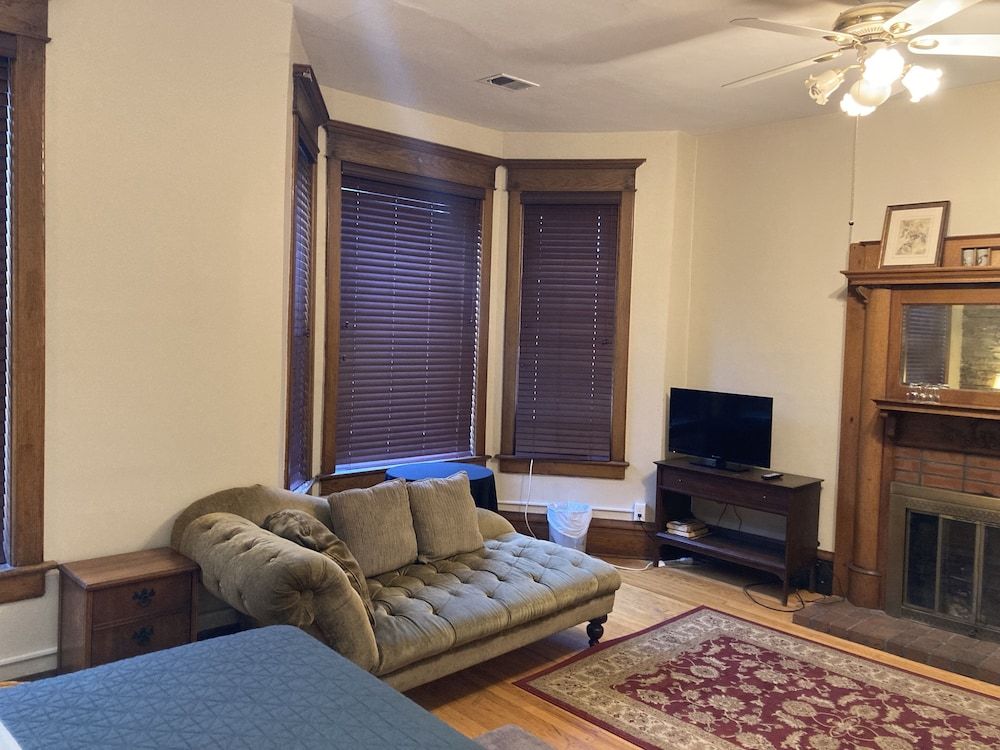 Old Chicago Inn 3A - King bed, Private Bath across the hall 5