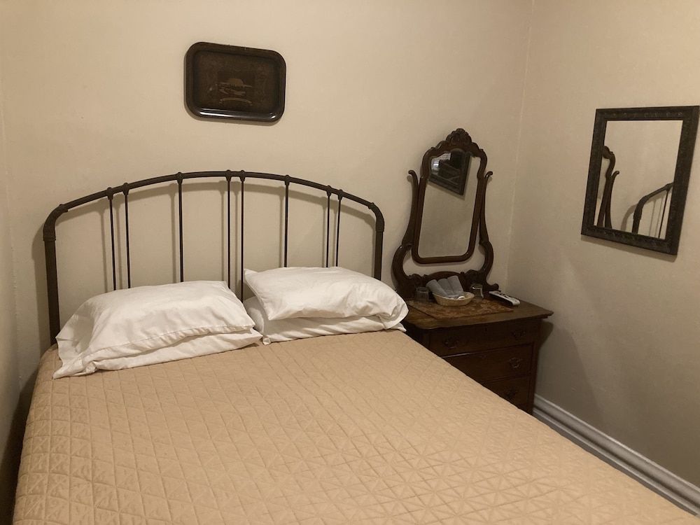 undefined Old Chicago Inn 3