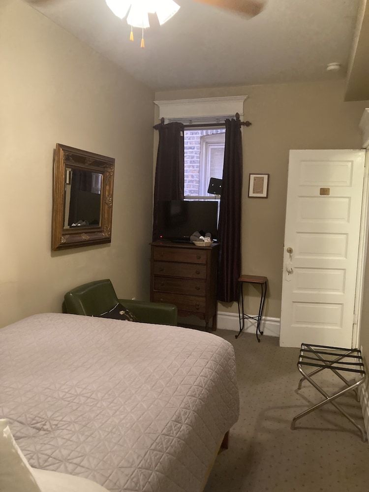 Old Chicago Inn 2D - Full bed, Private On Suite Bath 5