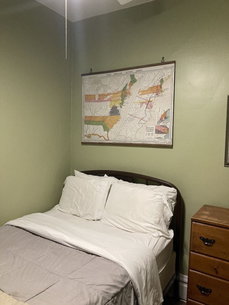 Old Chicago Inn 3C - Full bed, Private Bath across the hall 2