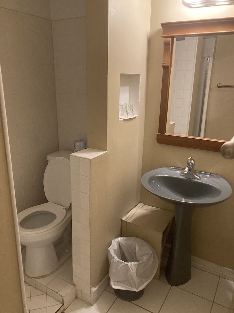 Old Chicago Inn 2D - Full bed, Private On Suite Bath 3