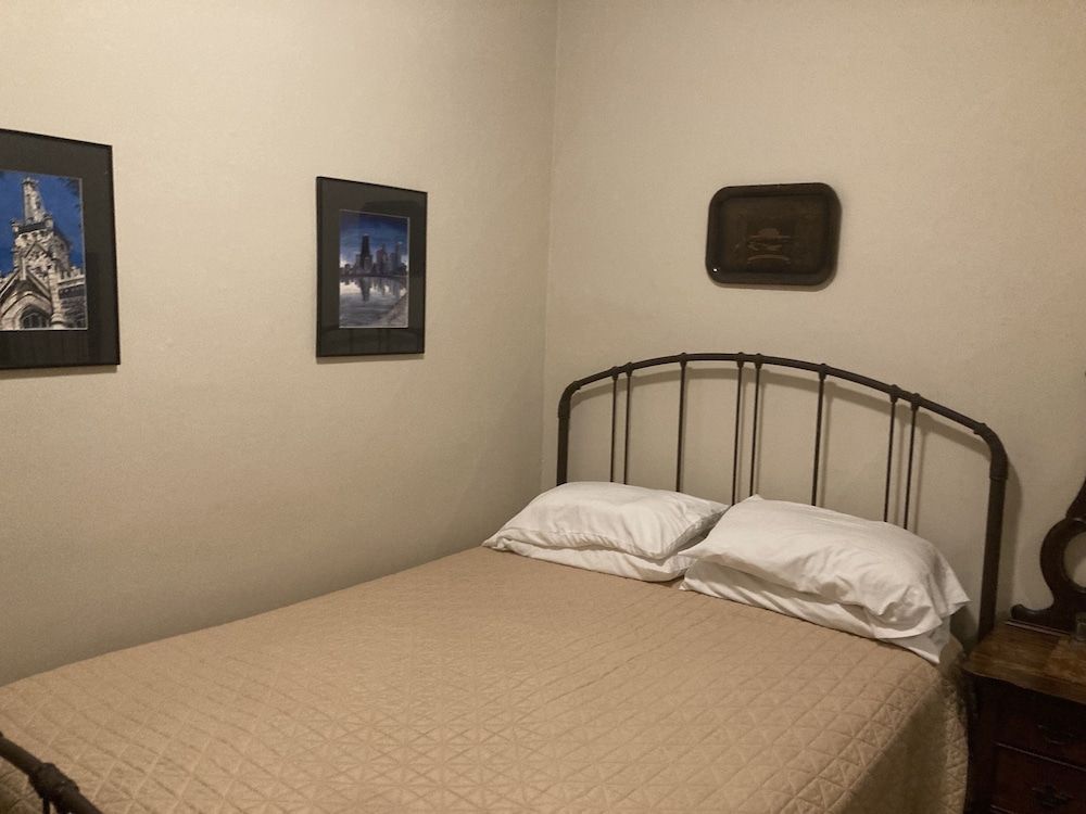 undefined Old Chicago Inn 4