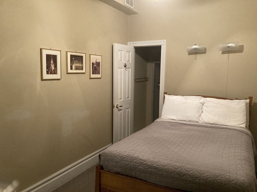 Old Chicago Inn 2D - Full bed, Private On Suite Bath