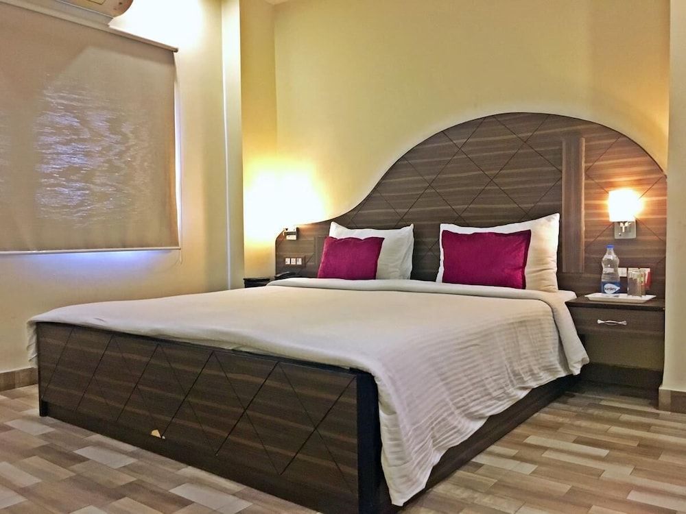Spring Sky Mughalsarai by ShriGo Hotels ShriGo Premium Room with Sitting Area (Free Wi-Fi and Tea Maker) 3