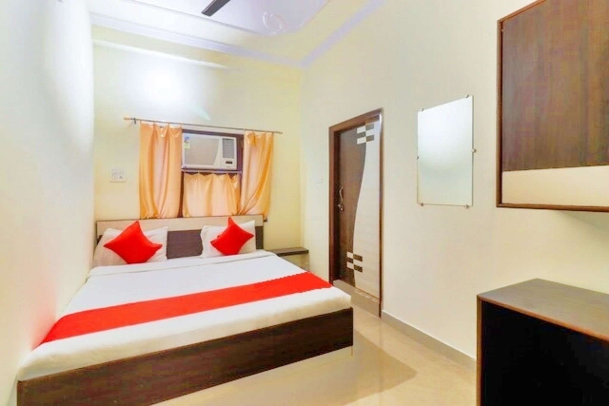 Hotel Station View Mughalsarai Deluxe Room 2
