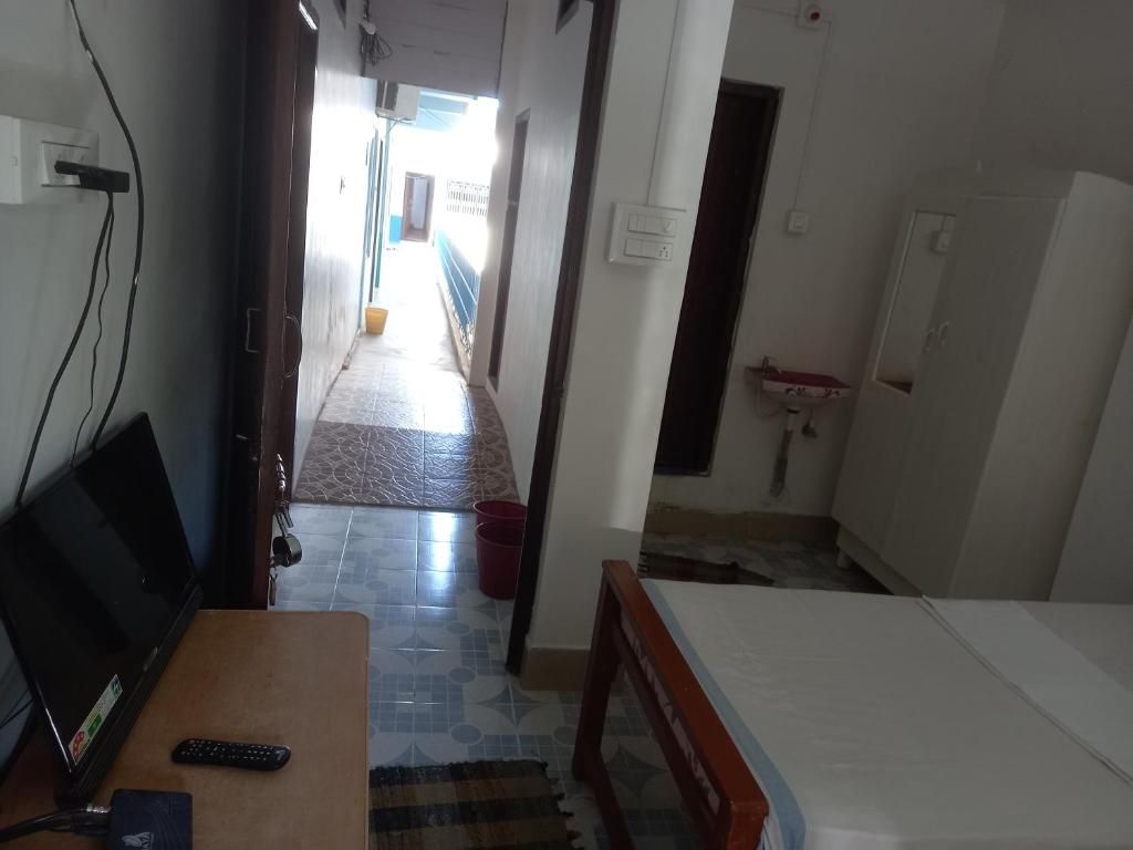 Parisha Residency - Temple Side Hotel Double Bedroom Non AC 4