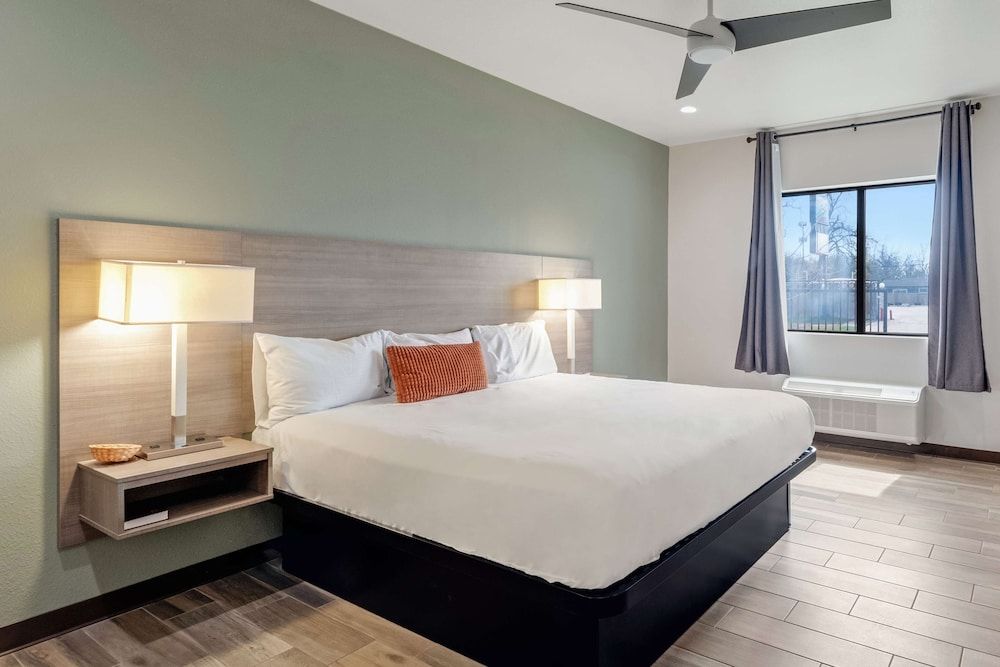 Room, 1 King Bed, Non Smoking (Exterior)