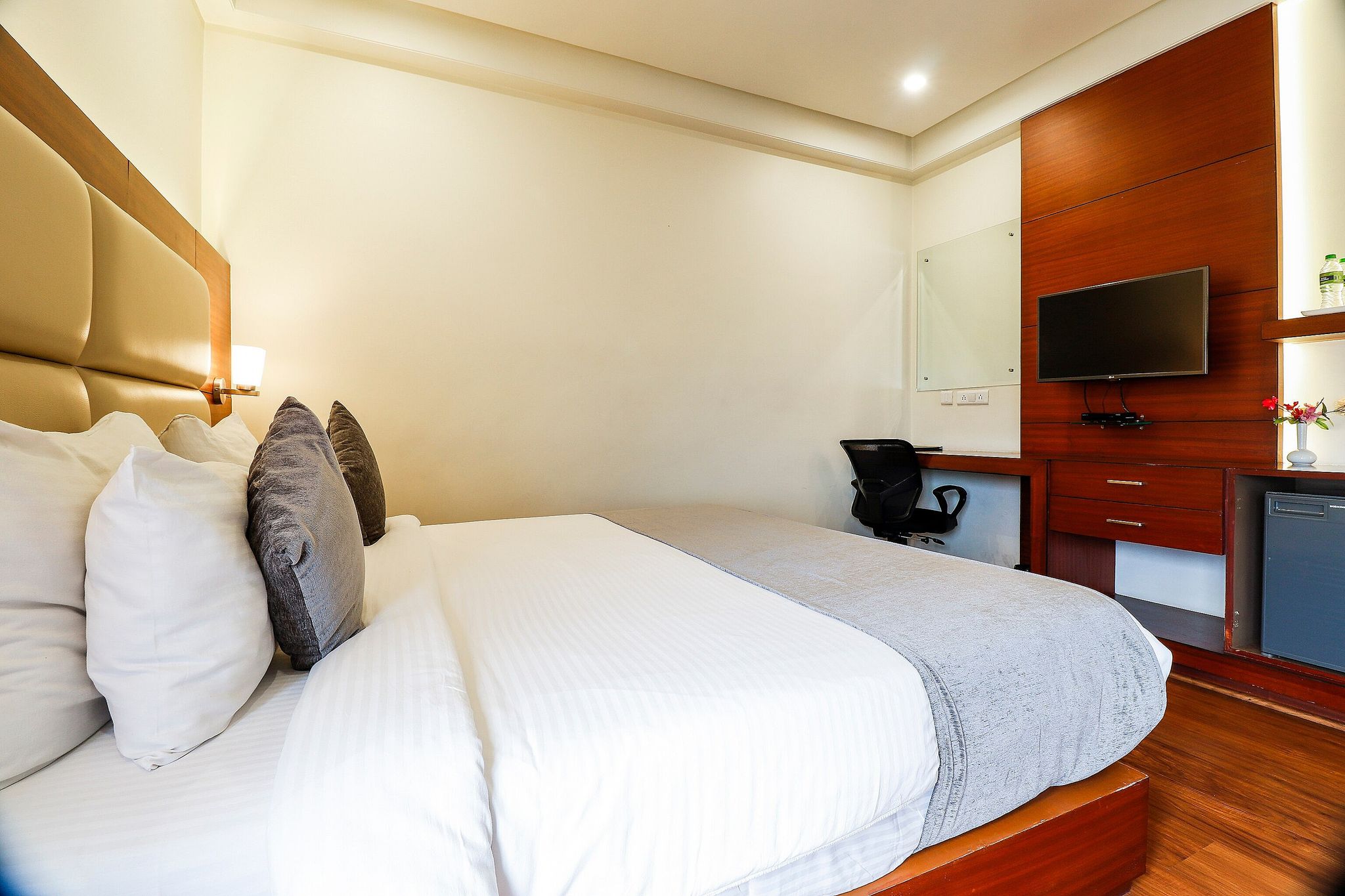 JAIPUR CENTRAL Deluxe Room With Work Desk 3