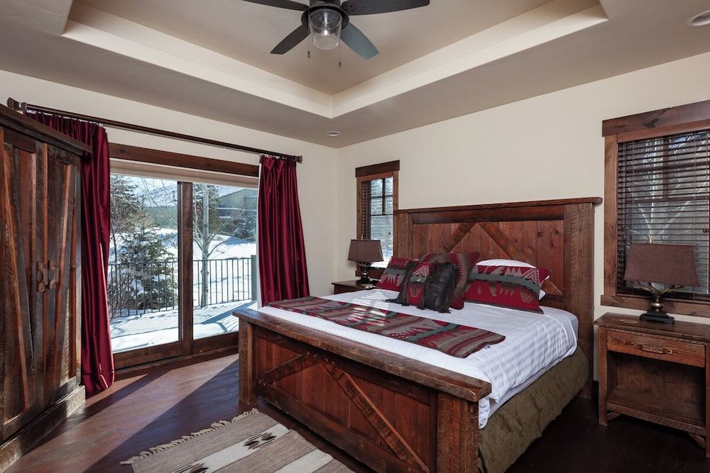 Four-Bedroom Luxury Home 16