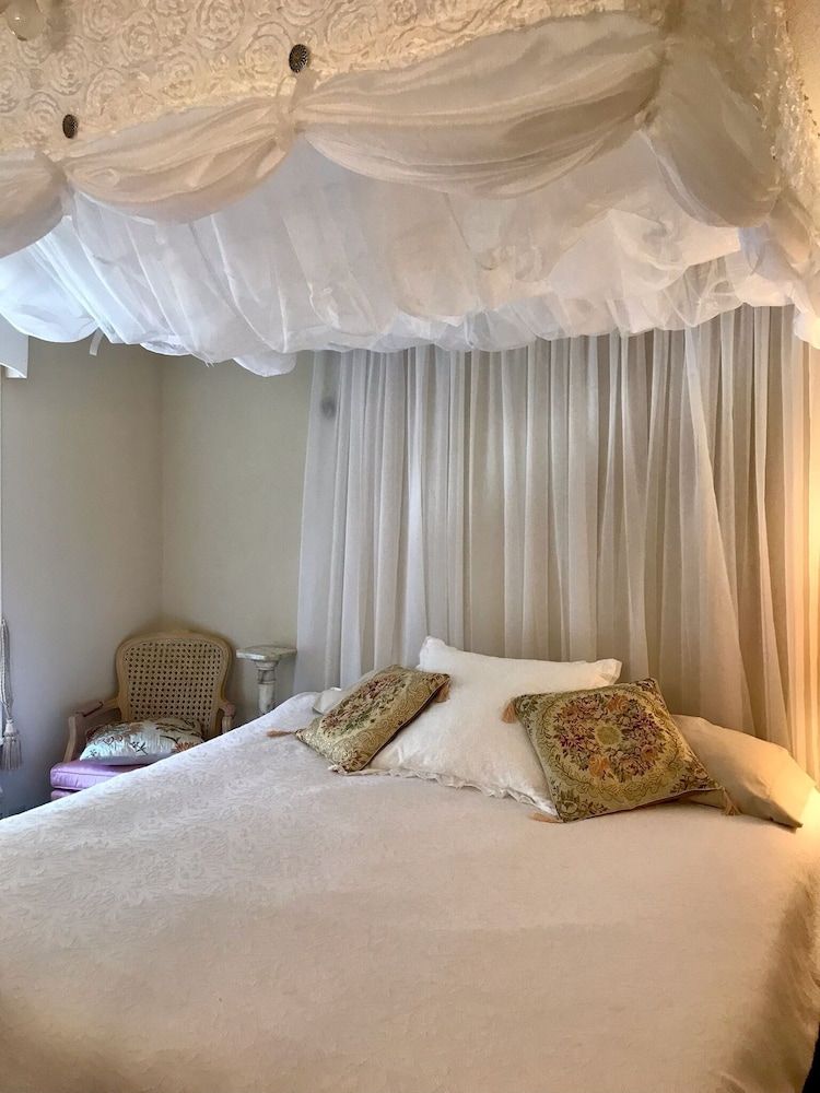 Superior Room, 1 Queen Bed, Refrigerator (Victorian Room)