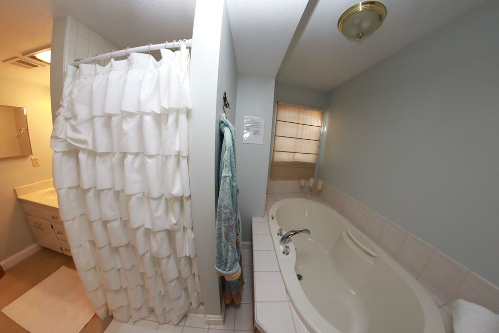 Honeymoon Room, 1 King Bed, Jetted Tub (Riveria Suite)