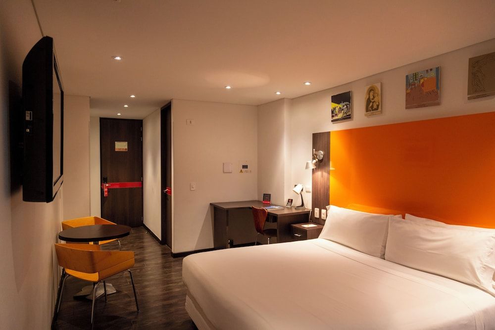 104 Art Suites Standard Room 7