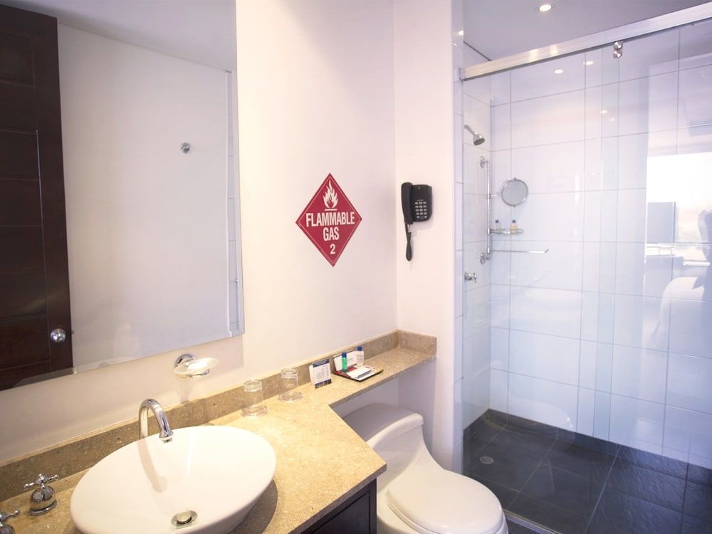 104 Art Suites Deluxe Suite, 1 Bedroom, Bathtub, City View 3