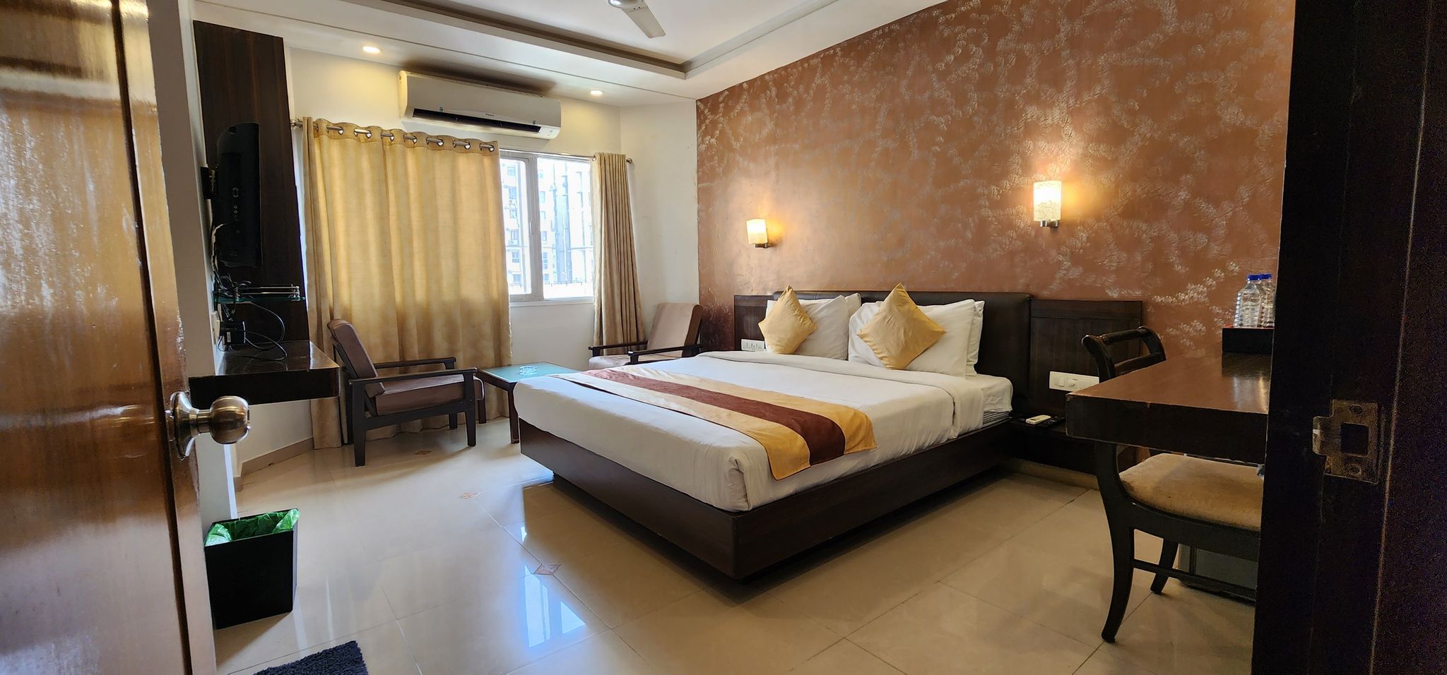 Hotel Kanak Deluxe King Bed Rooms 4