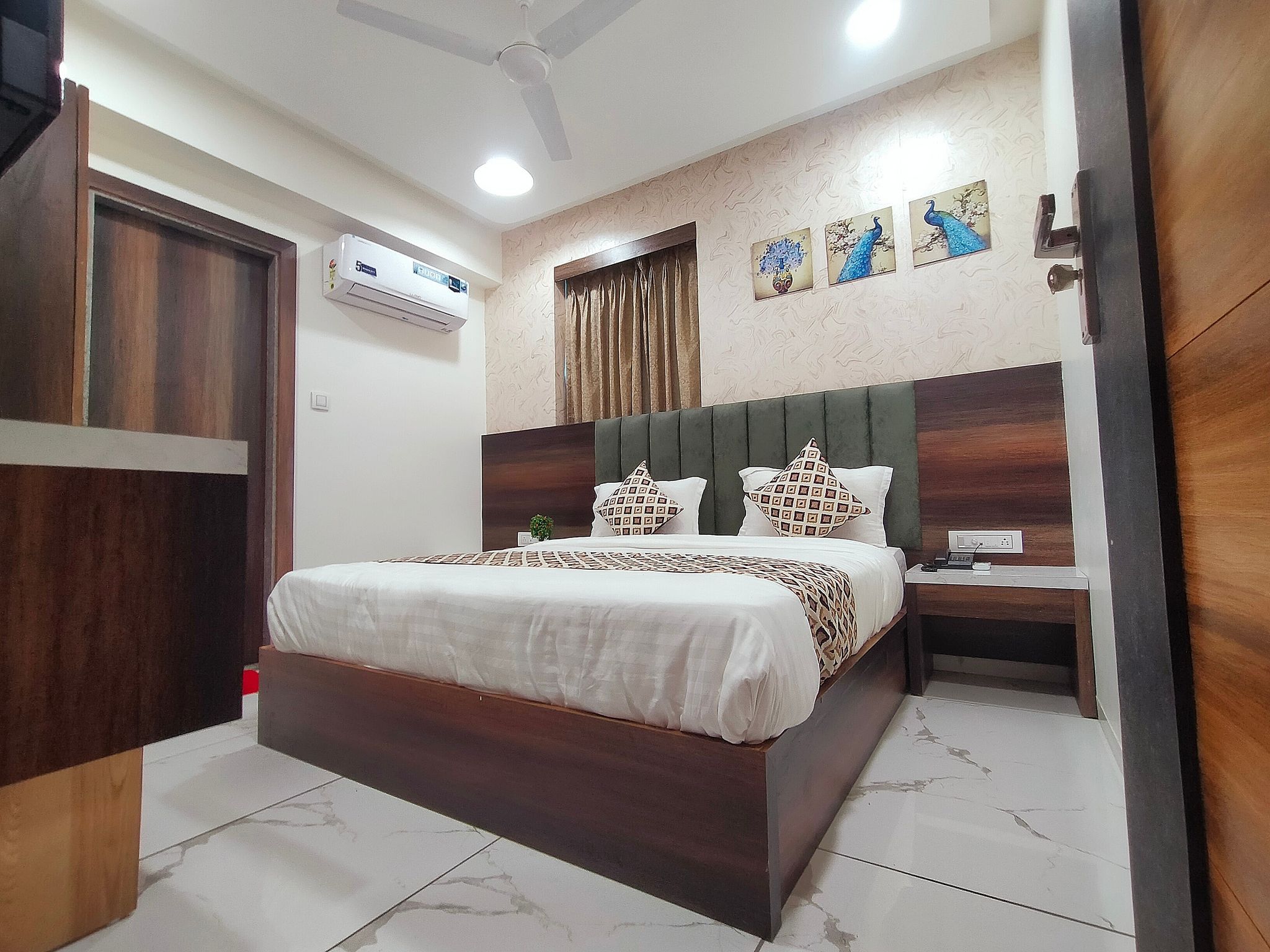 HOTEL ASIANA DELUXE DOUBLE ROOM 15