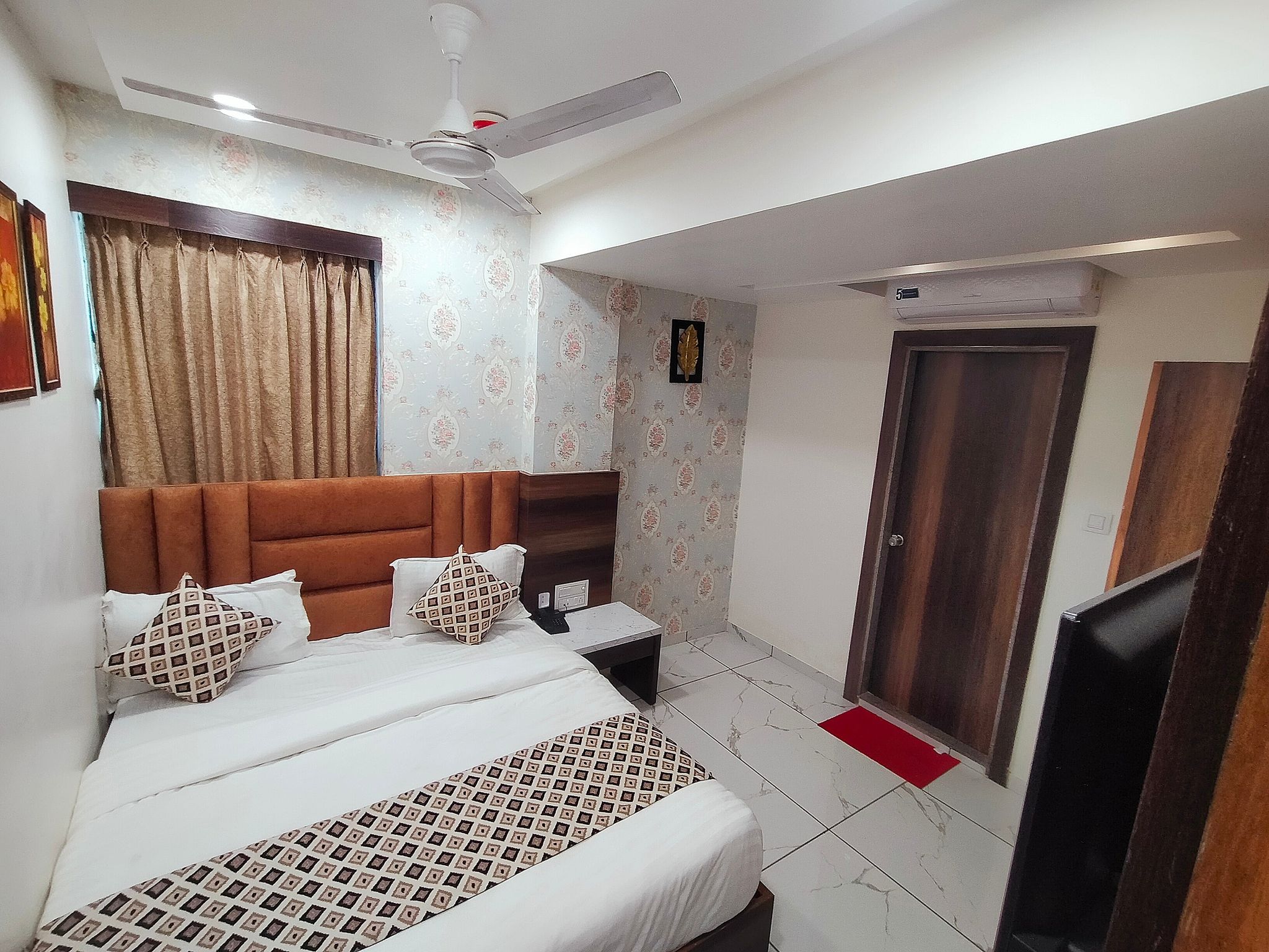 HOTEL ASIANA DELUXE DOUBLE ROOM 14