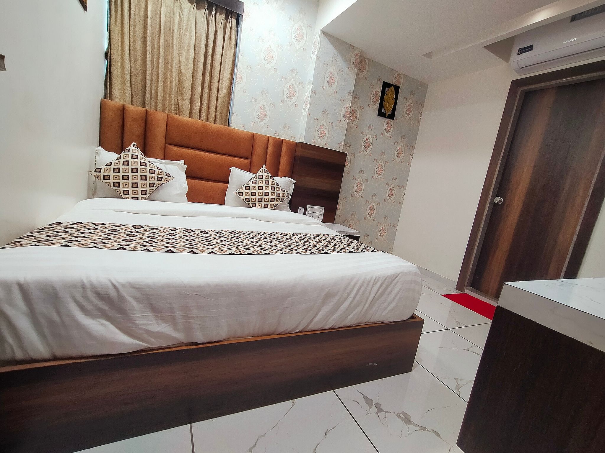HOTEL ASIANA DELUXE DOUBLE ROOM 11