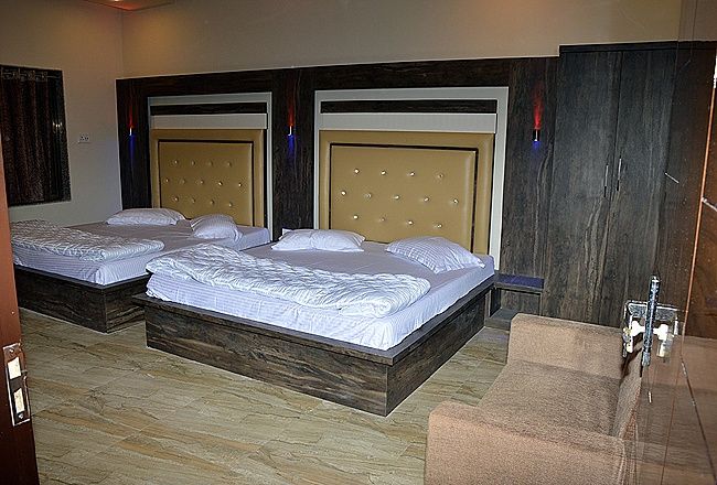 Luxury Ac Six Bed Room