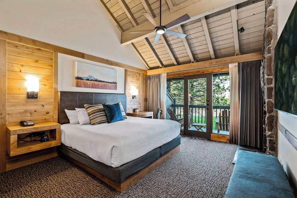 Sunriver Resort Room, 1 King Bed 3