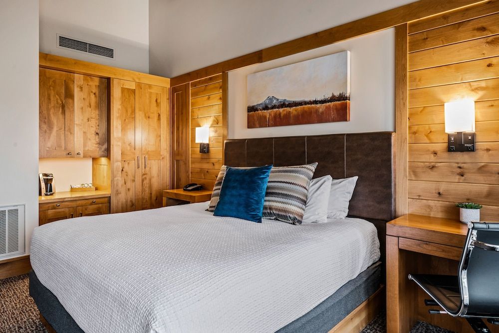 Sunriver Resort Room, 1 King Bed 2